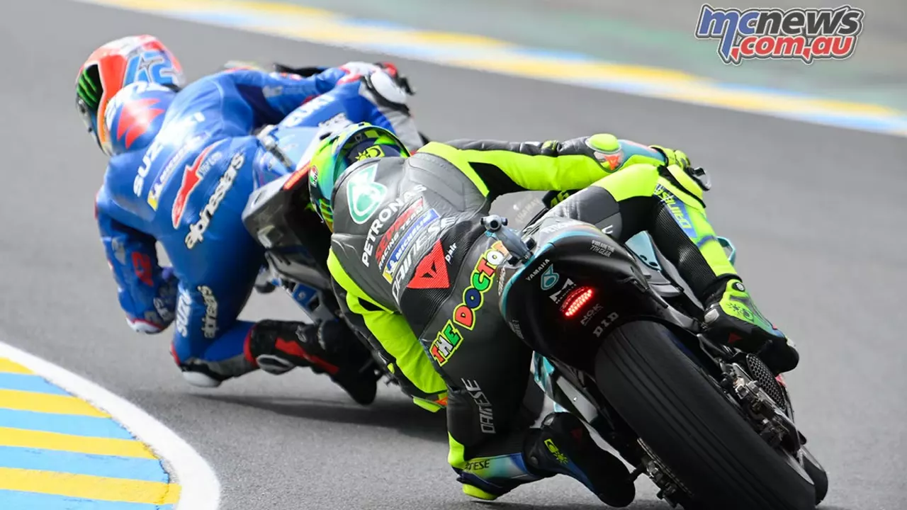 Why do MotoGP riders not turn their handles?